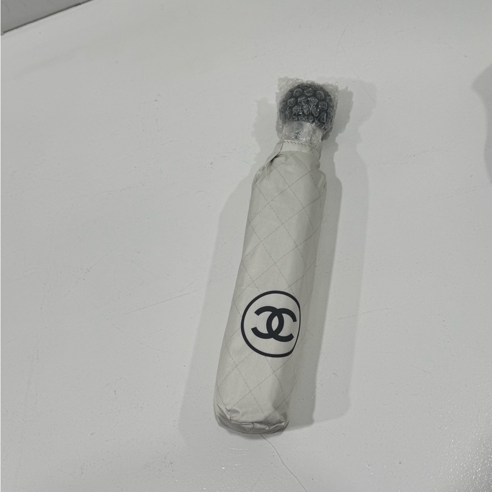 Chic White Umbrella With Interlocking Logo Accent - image 2